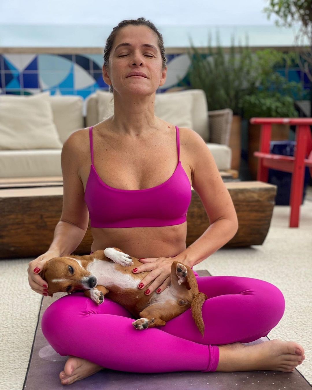 Ingrid Guimarães mostra yoga ao lado de cachorrinho de estimação (Foto: Reprodução / Instagram)