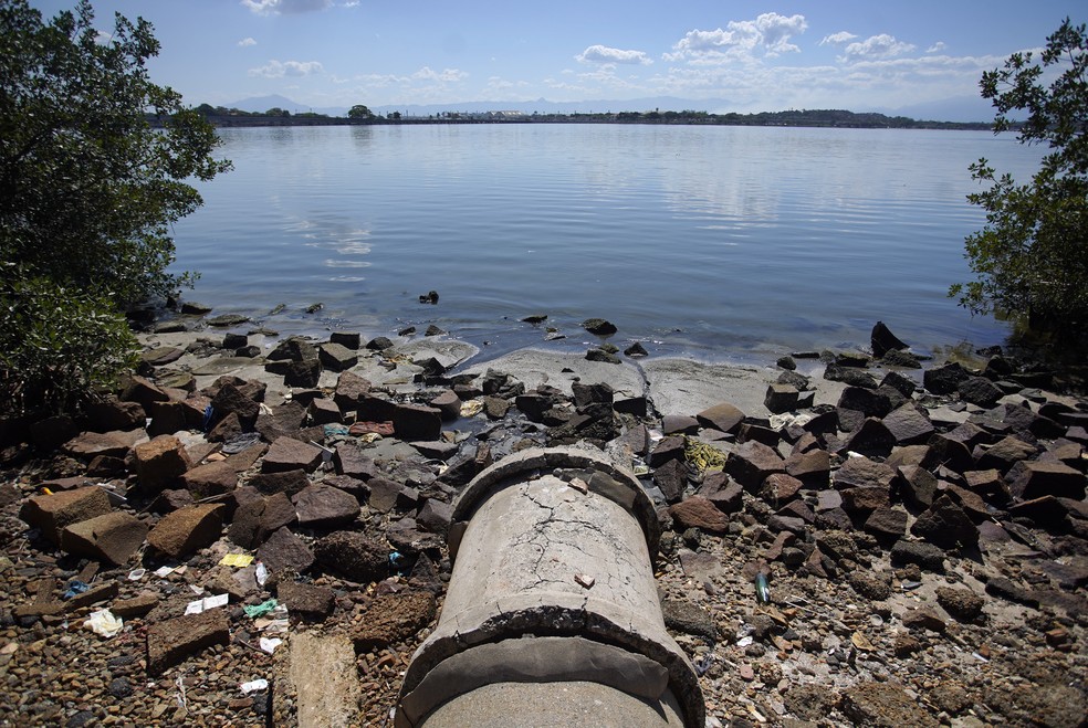 Esgoto jorra nas águas da Baía de Guanabara; 100 milhões de brasileiros seguem sem acesso ao serviço de coleta de esgoto, aponta estudo — Foto: Marcos Serra Lima/G1