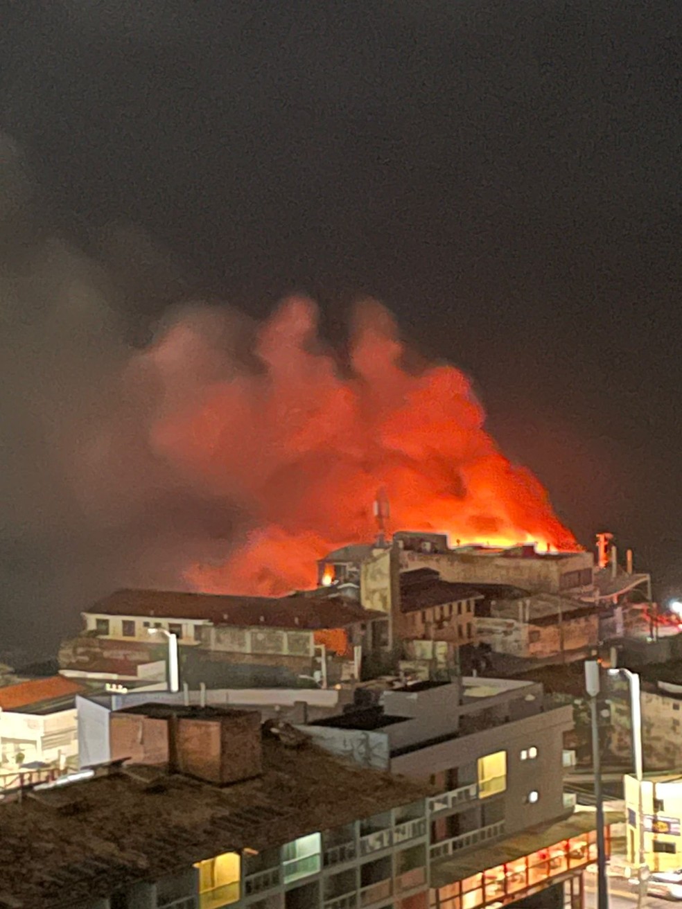 Incêndio atinge casa de recepções em praia da Zona Leste de Natal — Foto: Cedida