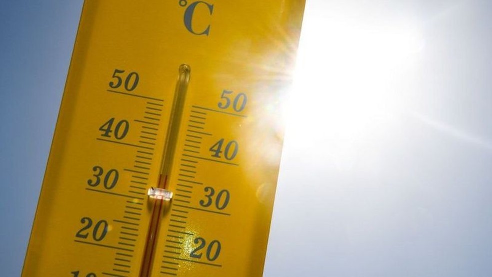 Temperatura volta a subir em diversas cidades brasileiras ao longo dessa semana devido à uma grande massa de ar seco e quente sobre o país — Foto: AFP