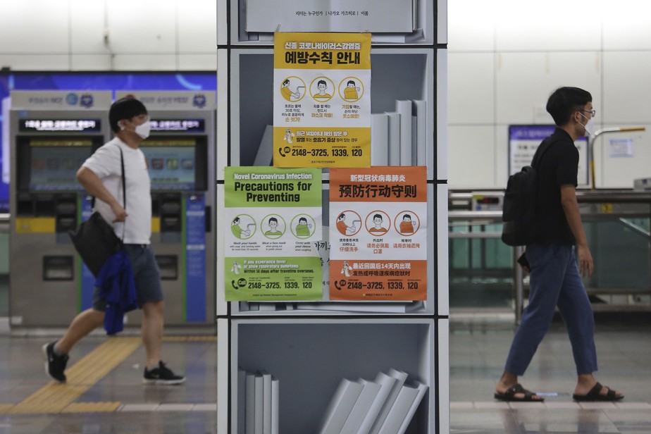 Pessoas usando máscaras contra covid-19 passam por estação do metrô em Seul, na Coreia do Sul