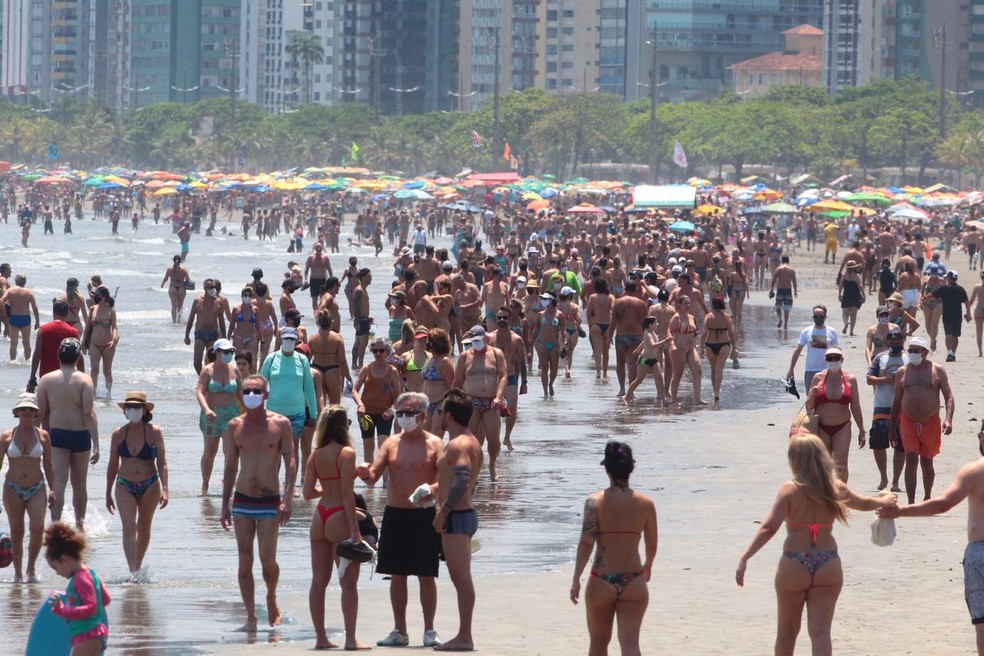 Santos registrou grande movimentação nas praias neste domingo — Foto: Matheus Tagé/ A Tribuna Jornal