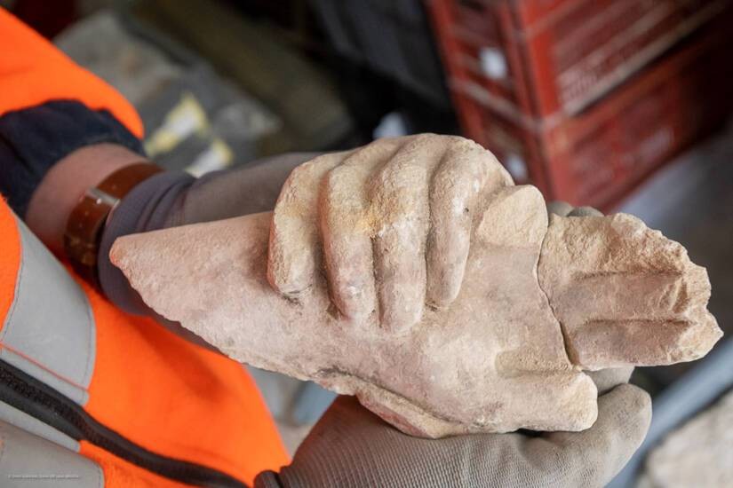 Fragmento encontrado durante escavações na Catedral de Notre-Dame (Foto: Denis Gliksman, Inrap / Rndp)