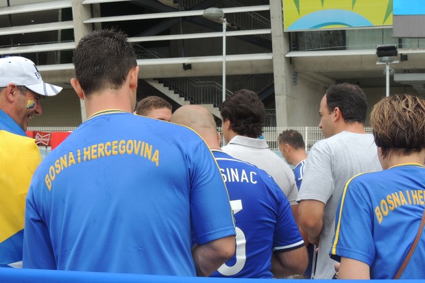 Enfim! Primeiros torcedores da Bósnia aparecem (Foto: Erik Paulussi/GQ)