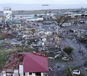 O tufão, que castigou as Filipinas com rajadas de vento de até 315 km/h, arrasou a cidade de Tacloban, no litoral leste do país (Foto: Agência EFE)