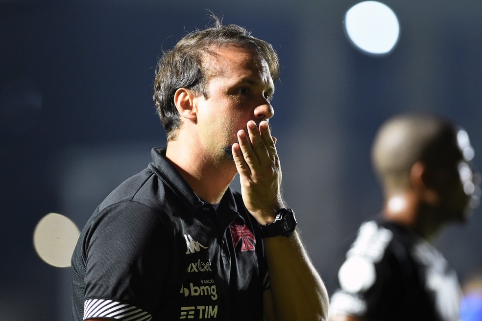Maur�cio Souza n�o suportou press�o e foi demitido do Vasco � Foto: Andr� Dur�o