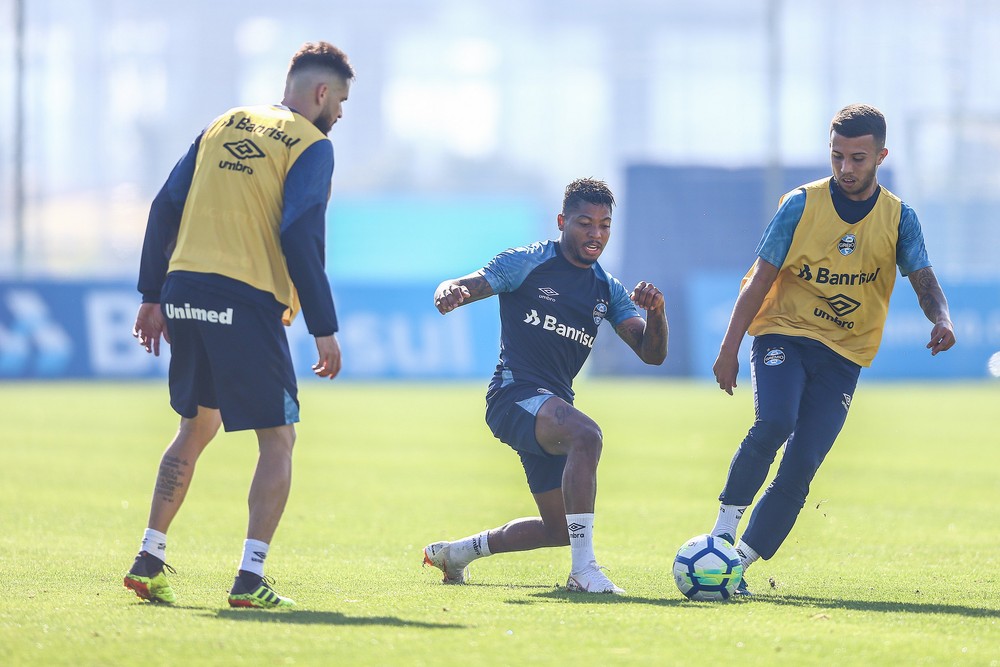 Renato arma Grêmio com Marinho e Geromel em treino sem Kannemann e Ramiro