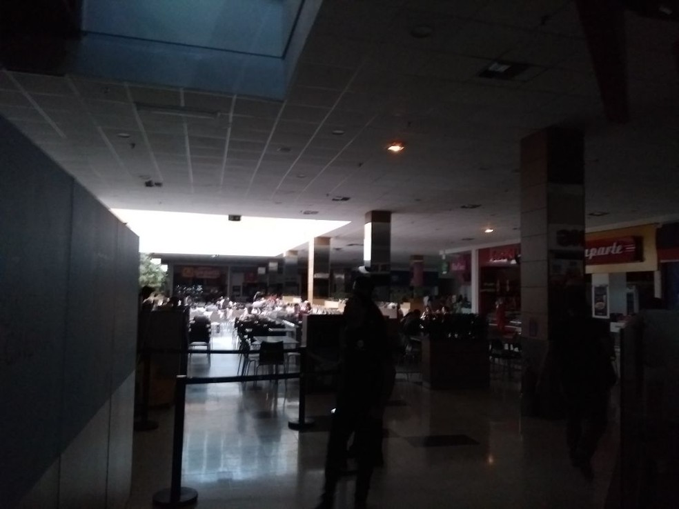 Shopping Tacaruna, no Recife, ficou às escuras por conta do apagão (Foto: Marlon Vital/TV Globo)