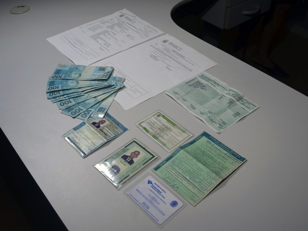Homem também foi preso em flagrante com documentos que seriam falsificados (Foto: Diogo Almeida/G1)
