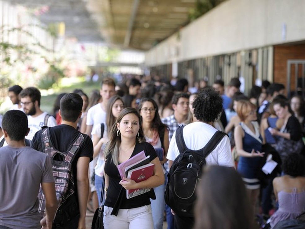 Multidão de pessoas no campus da UnB, em Brasília (Foto: Edilson Rodrigues/Agência Senado)