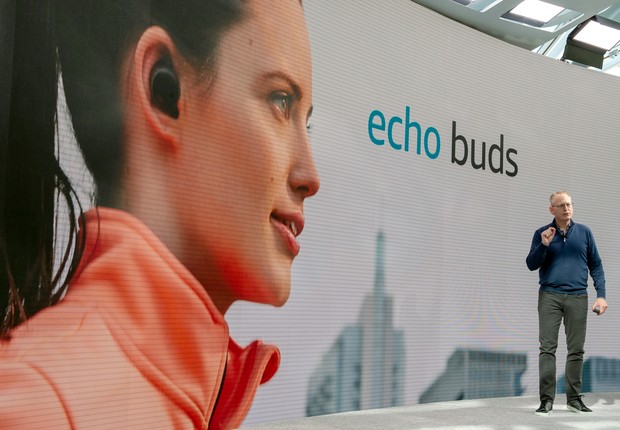 Dave Limp apresenta o fone de ouvido Echo Buds com a assistente Alexa durante evento da empresa (Foto: Getty Images)