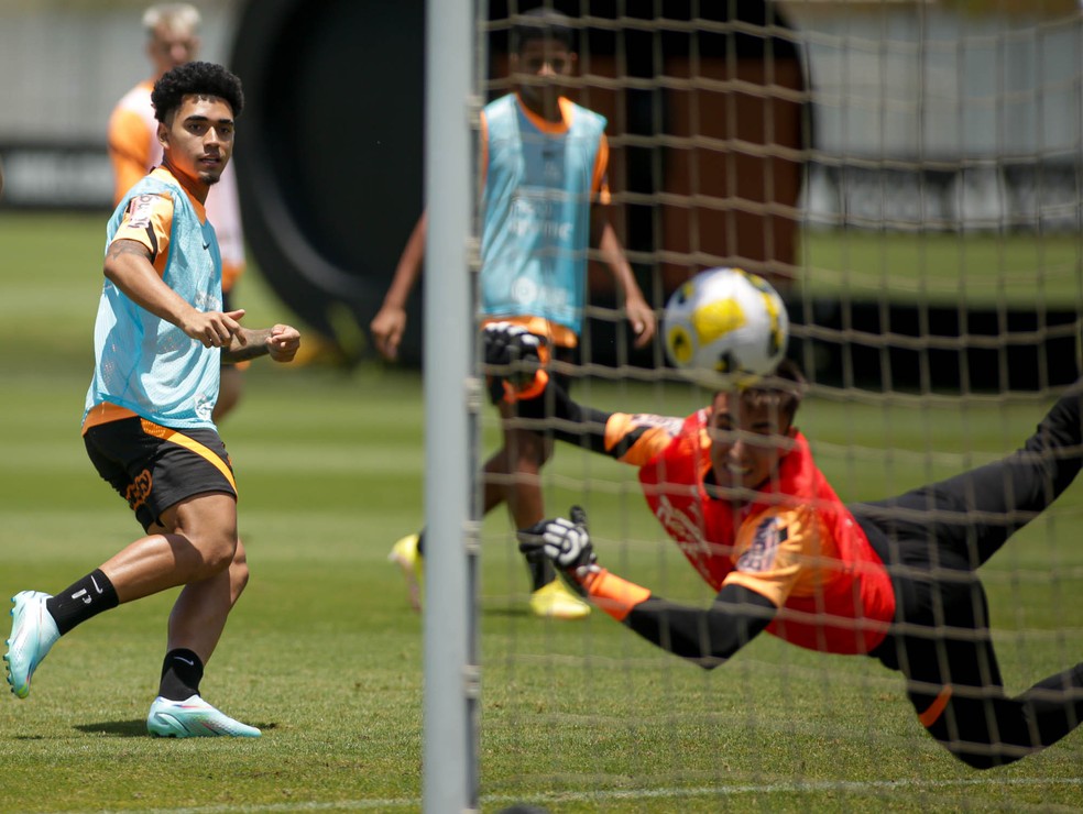 Du Queiroz em treino do Corinthians — Foto: Rodrigo Coca/Ag. Corinthians