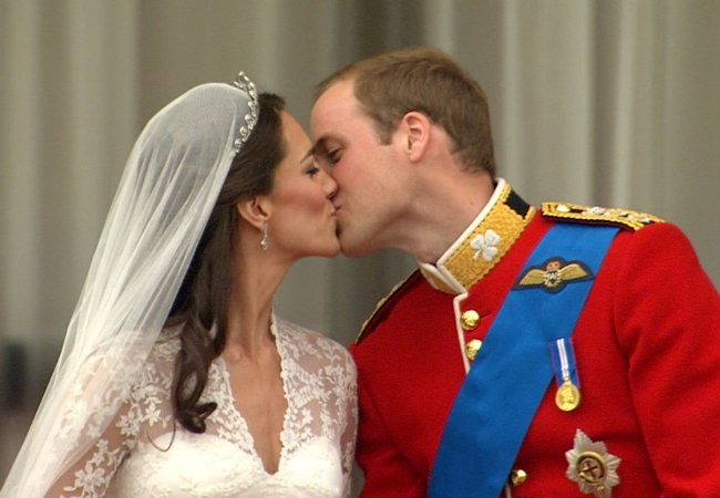 Kate e William se beijam na Abadia de Westminster para todo o público britânico  (Foto: Getty Images)