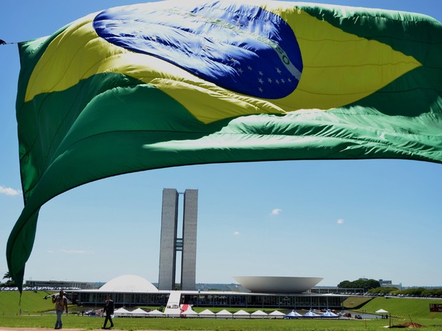Bandeira do Brasil é hasteada em Brasília ; crise no Brasil ; PIB do Brasil ; governo federal ;  (Foto: Marcello Casal Jr/Agência Brasil)
