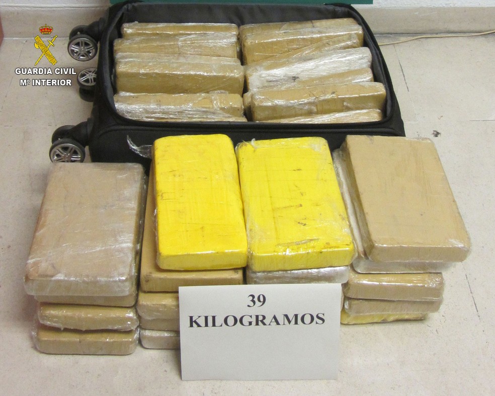 Mala e os 39 kg de cocaína apreendidas com militar da FAB preso na Espanha — Foto: Guarda Civil de Sevilla
