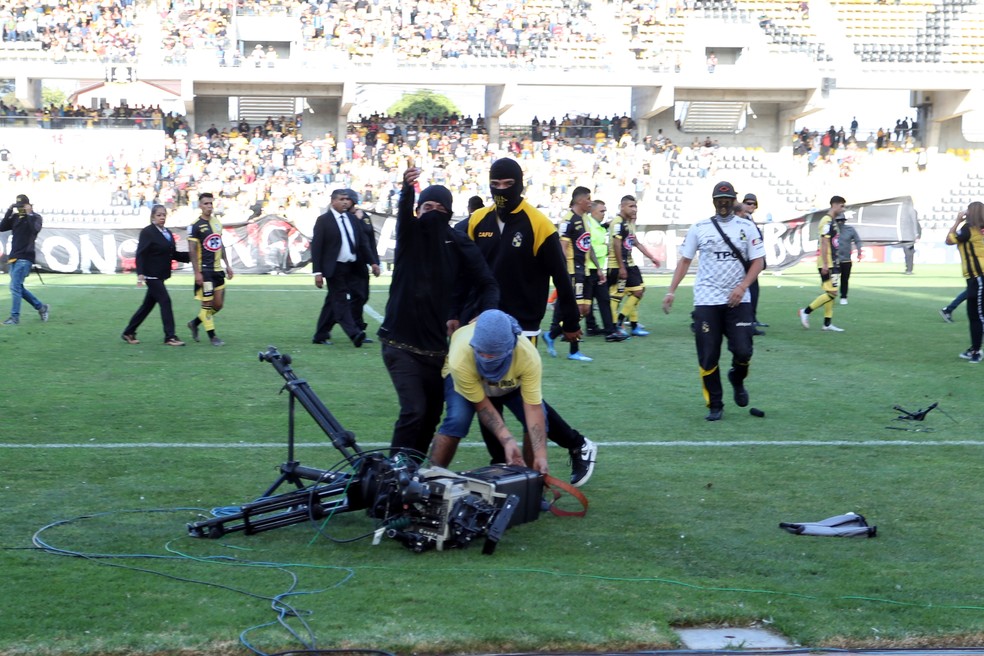 Invasores quebraram câmeras de emissora chilena — Foto: Hernan Contreras/AFP