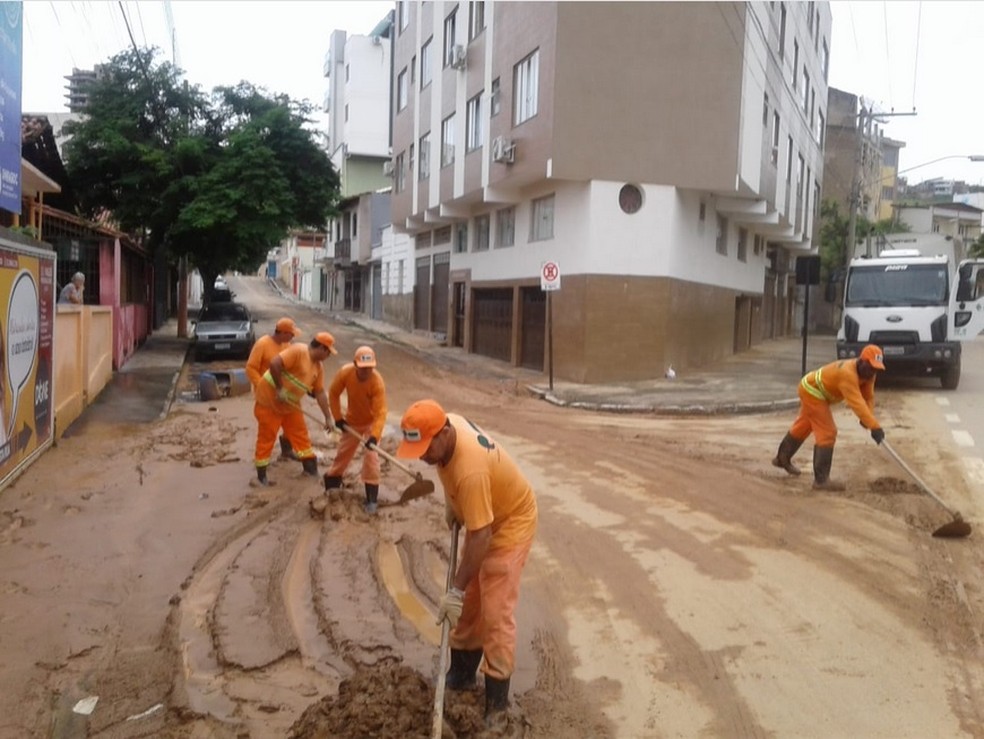 Limpeza nas ruas de Ubá após as chuvas — Foto: Prefeitura de Ubá/Divulgação