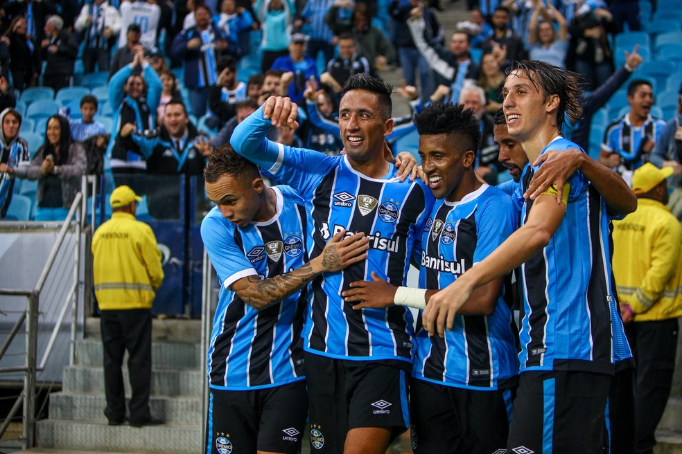 Nomes como Lucas Barrios e Cortez foram úteis ao Grêmio de Renato — Foto: Lucas Uebel / Grêmio FBPA