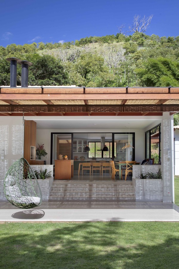 Décor do dia: cozinha integrada à varanda tem armários verdes e grandes janelas (Foto: Denilson Machado/MCA Estúdio)