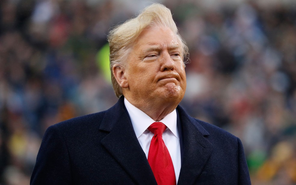 O presidente dos EUA, Donald Trump, durante abertura de jogo entre times de futebol americano do Exército e da Marinha, na Filadélfia — Foto: AP Photo/Jacquelyn Martin