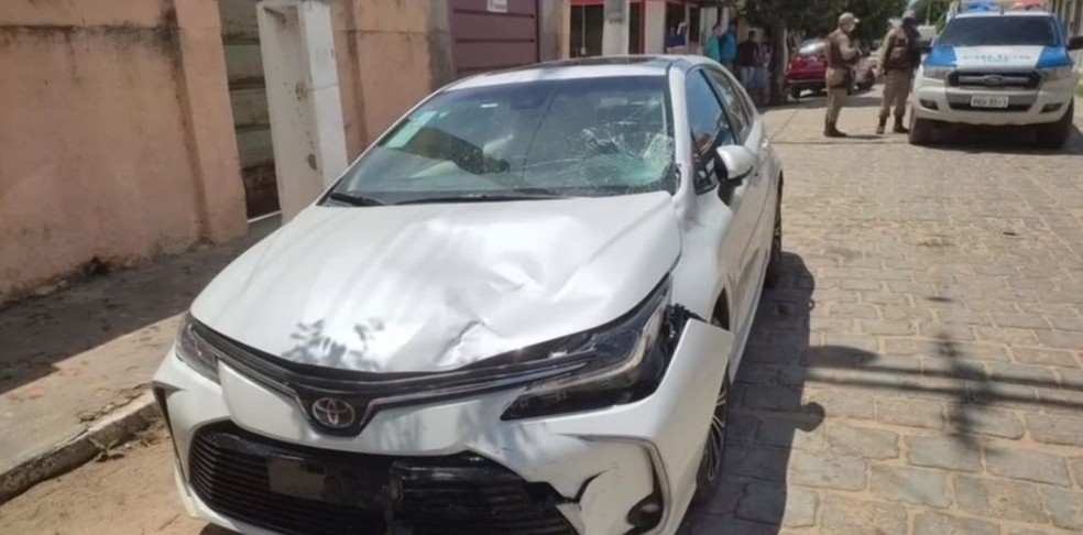 Estado do carro após acidente — Foto: Reprodução/TV Bahia