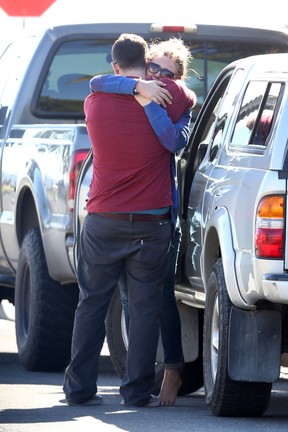  Namorada de Paul Walker, Jasmine Pilchard-Gosnell, com amigo na casa do ator em Santa Barbara, na Califórnia, nos Estados Unidos (Foto: AKM-GSI Brasil/ Splash News)