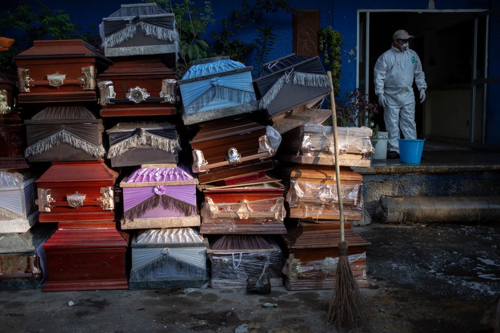 Trabalhador de cemitério durante pandemia, no México. (Foto: Getty Images)