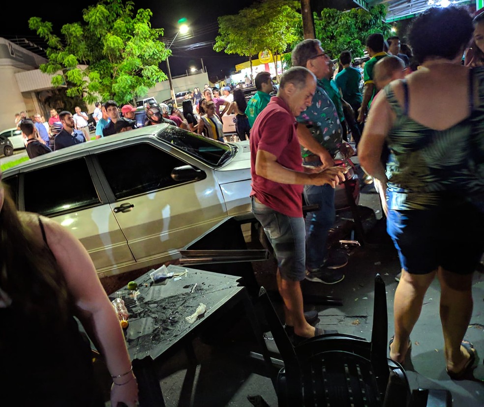 Condutora atingiu mesas do bar e carros que estavam estacionados — Foto: Divulgação