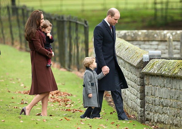 William e Kate levam George e Charlotte a cerimônia de Natal na Inglaterra (Foto: Getty Images)