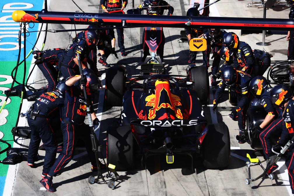 Max Verstappen faz sua segunda parada nos boxes antes do alinhamento atrás do safety car no fim — Foto: Dan Istitene/F1 via Getty Images