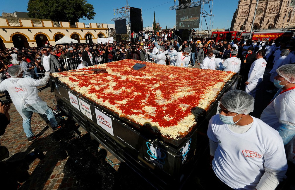 O 'maior bife à milanesa do mundo', feito na Argentina — Foto: Agustin Marcarian/Reuters