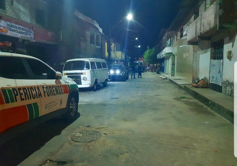 VÃ­tima estava sozinha na Rua G, no Vila Velha, quando foi atingida pelos disparos e morreu no local. â€” Foto: Rafaela Duarte/ Sistema Verdes Mares