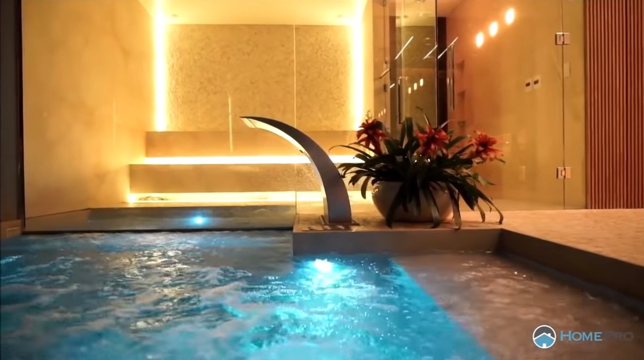 Além de piscina, mansão tem jacuzzi integrada a uma sauna — Foto: Reprodução/Youtube/Casa & Cia