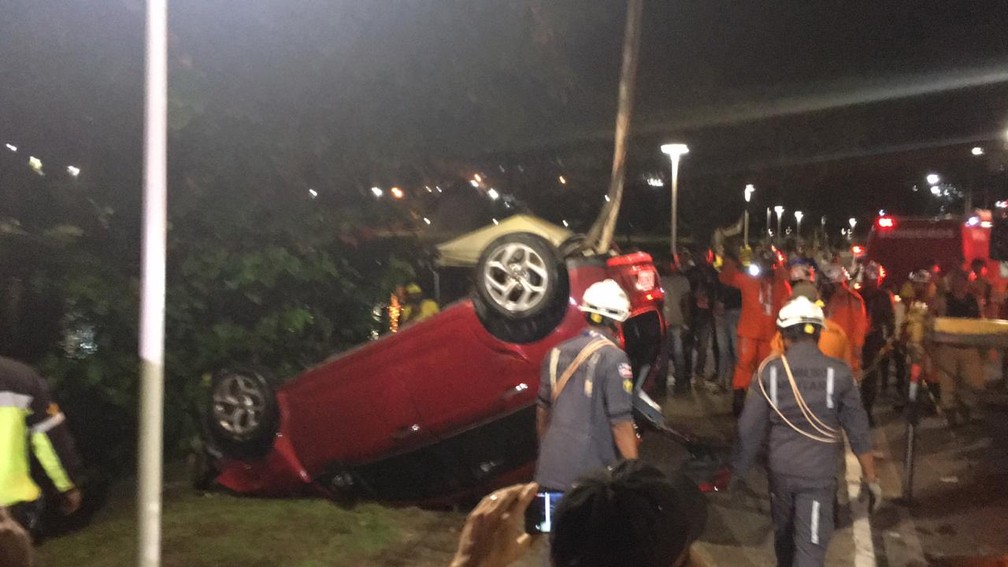 Carro foi retirado por volta das 21h30 desta terça-feira — Foto: Alan Tiago/G1