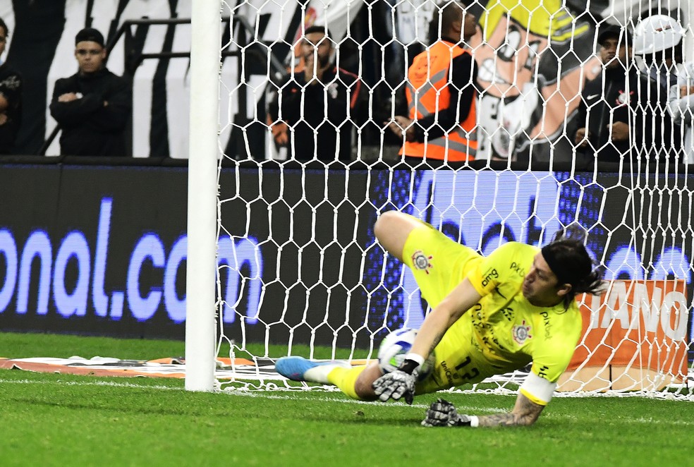 Cássio pega pênalti pelo Corinthians contra o Remo: um dos poucos que conseguiu defender cobranças desde a mudança da regra — Foto: Marcos Ribolli