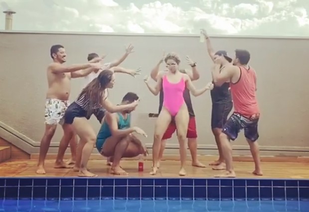 Lexa curte piscina com amigos (Foto: Reprodução/Instagram)