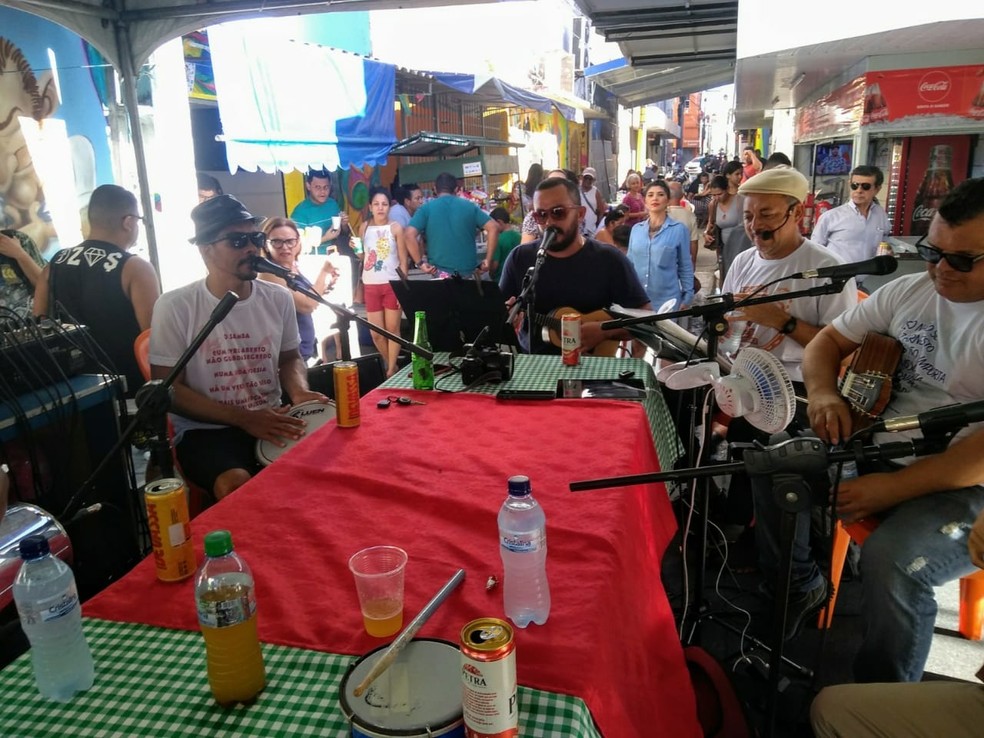 Roda do projeto Hoje Tem Samba no Beco Ã© montada no cruzamento entre as ruas  Coronel Cascudo e Vaz Gondin â Foto: Rick Ricardo
