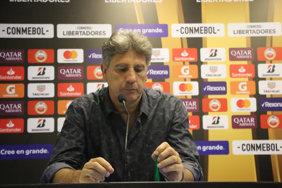 Renato concedeu entrevista com semblante abatido &mdash; Foto: Eduardo Moura