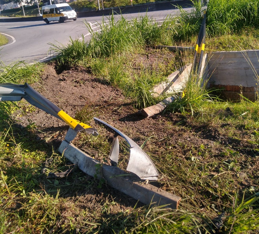 Defensa metlica danificada aps batida de carro de luxo em Florianpolis  Foto: PMRv/Divulgao