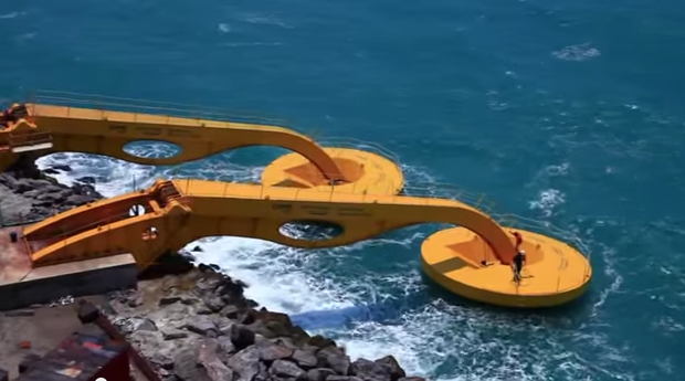 Flutuador em funcionamento no Porto do Pecém, no Ceará  (Foto: Reprodução/Youtube)