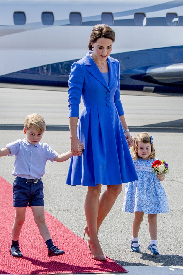 BERLIN, GERMANY - JULY 19:  Catherine, Duchess of Cambridge with Prince George of Cambridge and Princess Charlotte of Cambridge as they arrive at Berlin Tegel Airport during an official visit to Poland and Germany on July 19, 2017 in Berlin, Germany.  (Ph (Foto: Getty Images)