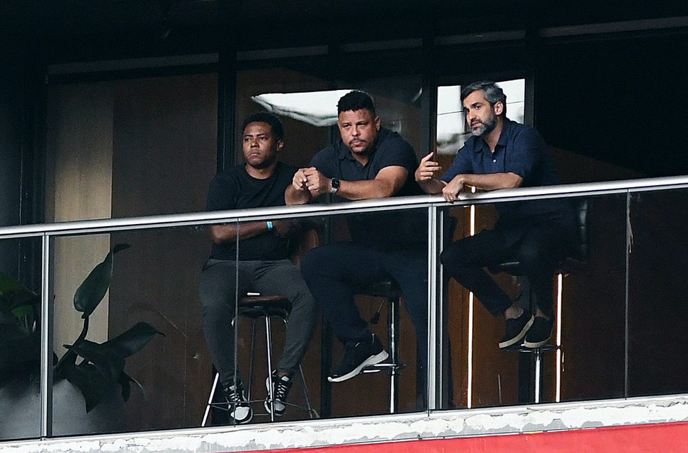 Elias, Ronaldo e Gabriel Lima acompanham jogo do Cruzeiro — Foto: Staff Images / Cruzeiro