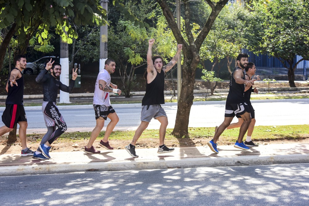 Whindersson Nunes se exercita com amigos (Foto: AgNews/Leo Franco)