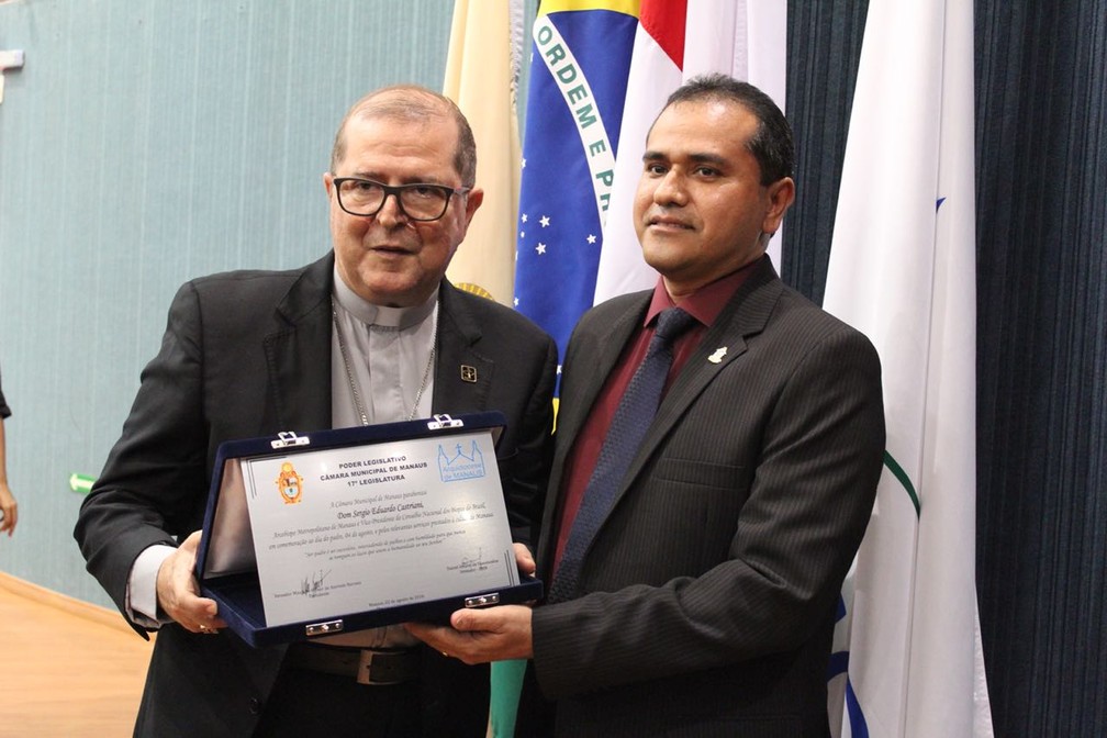 Em 2018, Dom Sérgio Castriani recebeu placa condecorativa por serviços prestados à cidade de Manaus. — Foto: Patrick Marques/G1