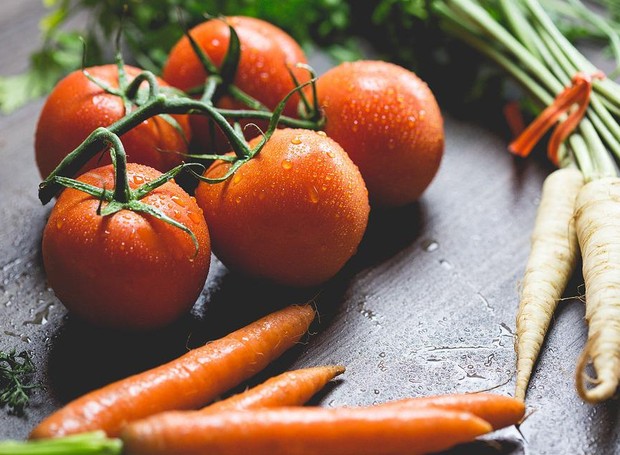O tomate e a cenoura crua são dois alimentos ricos em umami que contribuem com a saúde intestinal (Foto: Pexels / Creative Commons)