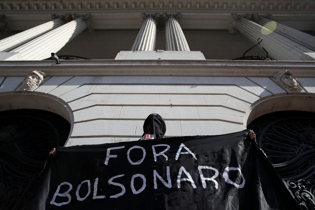 Rio de Janeiro - Manifestante segura faixa durante protesto contra o presidente Jair Bolsonaro, neste sábado (29) — Foto: Ricardo Moraes/Reuters