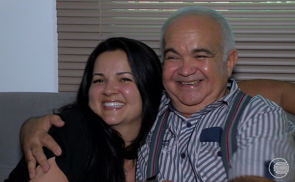Pai e filha se reencontram após 40 anos com ajuda de rede social. (Foto: Reprodução/TV Clube)