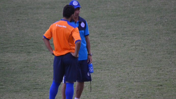 Betinho conversa com Almir Dias após o treino  (Foto: Felipe Martins/GloboEsporte.com)