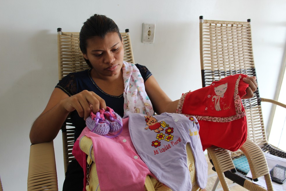 Karolayne Coelho Neves já estava com as roupas preparadas para receber terceira filha — Foto: Patrick Marques/G1 AM