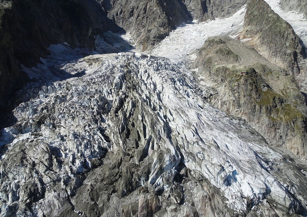 A geleira Planpincieux, no vale de Aosta, Itália, está derretendo a um ritmo mais acelerado. — Foto: HO / COURMAYER Press Office / AFP
